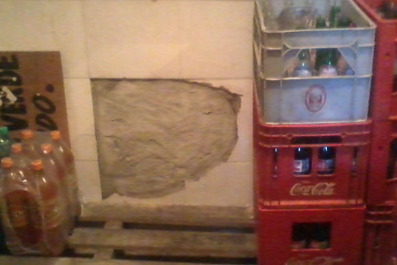 Comerciante mostra o buraco aberto pelos arrombadores / Foto: Nayara Souza