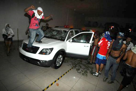 Carro é destruído em concessionária da KIA / Foto: Euler Junior EM