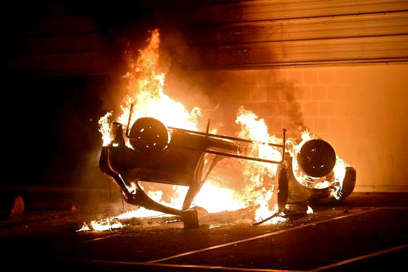 Fogo destrói carro, também na Antônio Carlos / Foto: Divulgação AFP