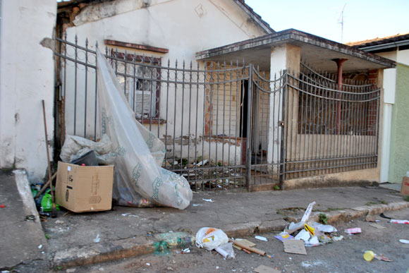 Uma casa na rua Nestor Fóscolo foi invadida por família que faz do lugar depósito de recicláveis / Foto: Juliana Nunes