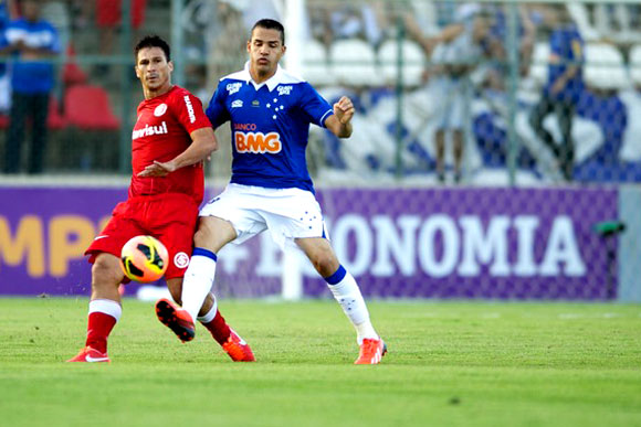 Anselmo Ramon do Cruzeiro, mais uma vez, foi questionado pelos torcedores / Foto: Alexandre Lops/Divulgação, Inter