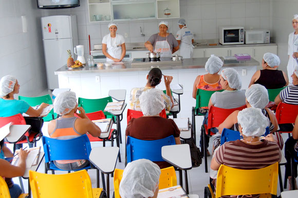 Curso é gratuito e voltado para ambulantes e manipuladores de alimentos / Foto: Divulgação Saúde