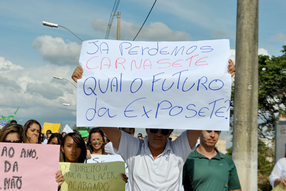 Cartaz faz referência ao extinto Carnasete / Foto: Marcelo Paiva 