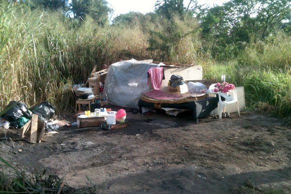 Família fez moradia no terreno em frente a rotatória na Renato Azeredo / Foto: Marcelo Paiva 