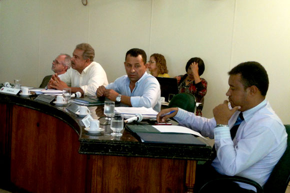 Vereador Gonzaga, segundo da esquerda para direita, quer bolsa família municipal / Foto: Marcelo Paiva 