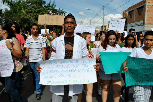 O jaleco foi escolhido como protesto por melhorias na saúde / Foto: Marcelo Paiva