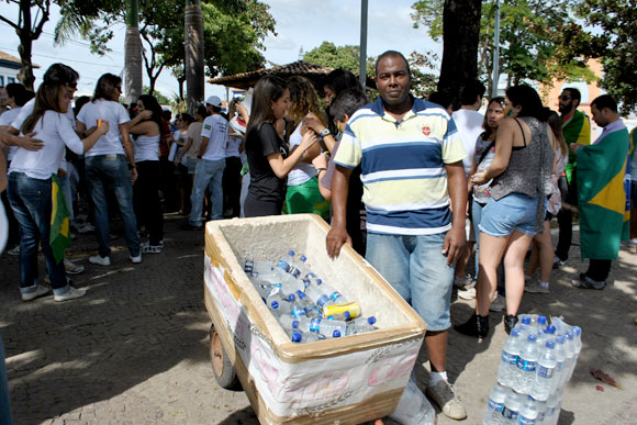 Juarez aproveitou protesto para faturar mais / Foto: Marcelo Paiva 