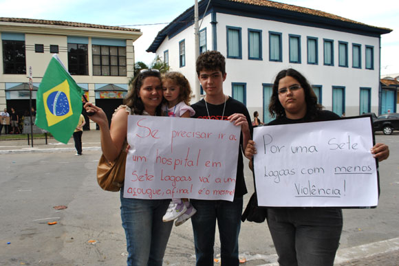 Juliana Guimarães e a família durante o protesto / Foto: Nayara Souza