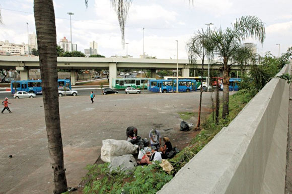 No bairro Lagoinha, bem no caminho do Mineirão, moradores de rua ainda resistem / Foto: Luiz Costa
