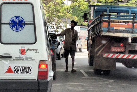 Pedintes, além da Av. Renato Azeredo, estão em vários locais da região central / Foto: Setelagoas.com.br