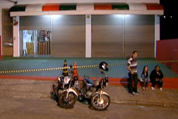 Pizzaria já estava fechada quando os assaltantes chegaram / Foto: Reprodução TV Globo