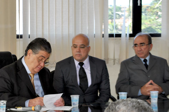 Márcio Reinaldo assina termo para empossar Patente / Foto: Marcelo Paiva 
