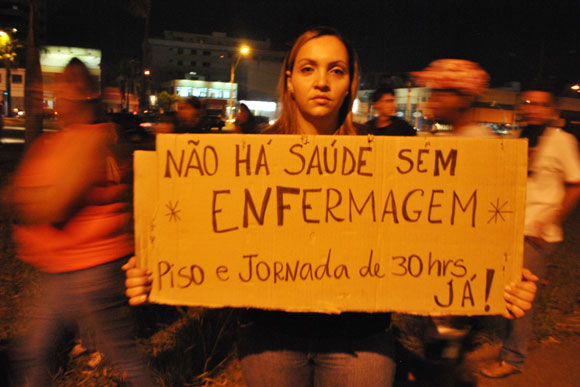 Manifestante reivindica melhorias na área de enfermagem / Foto: Marcelo Paiva