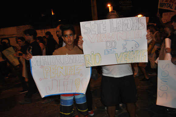 Famílias questionam problemas da cidade / Foto: Juliana Nunes