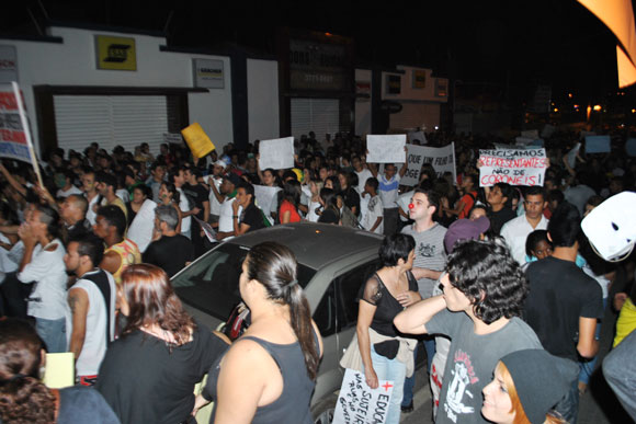 Manifestantes seguem pela orla da Lagoa Paulino / Foto: Juliana Nunes