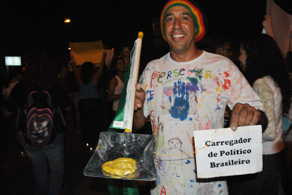 Paulinho e sua opinião sobre os políticos brasileiros / Foto: Juliana Nunes