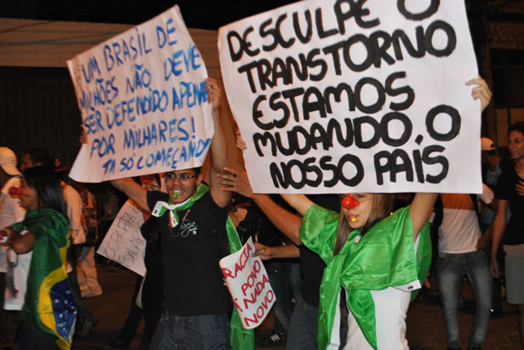 Moradores foram pra rua protestar em Sete Lagoas / Foto: Juliana Nunes