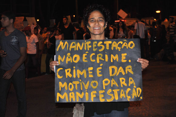 Cartaz diz que crime é dar motivo para manifestação / Foto: Juliana Nunes