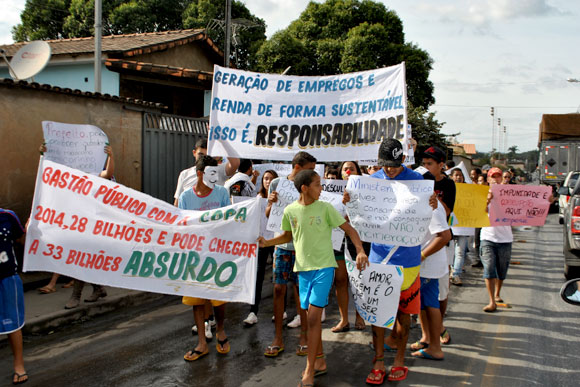 Protesto fechou uma das faixas da Av. Brasília / Foto: Marcelo Paiva