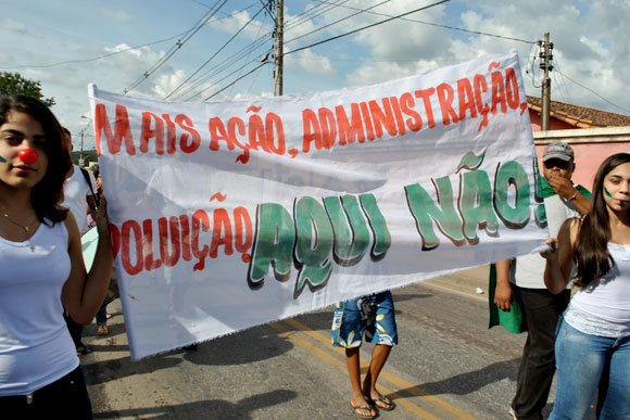 Faixa contra a incineração de lixo na cidade / Foto: Marcelo Paiva