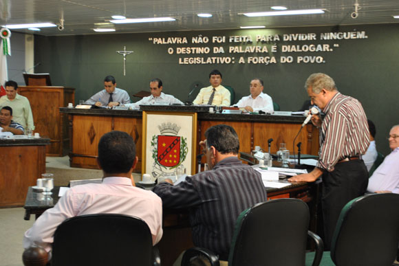 Vereador Gonzaga informou os gastos e as máquinas que devem ser compradas com o crédito / Foto: Nayara Souza
