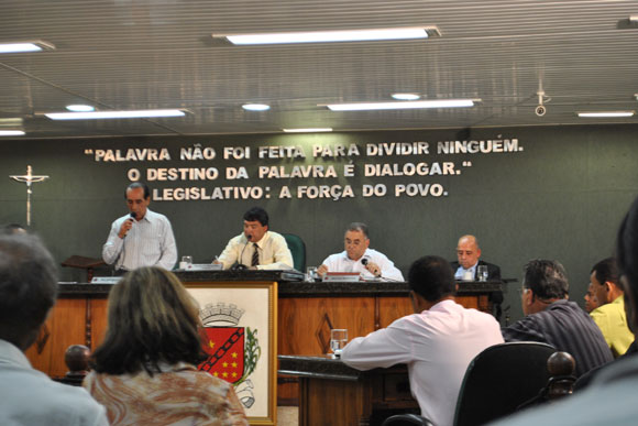 Vereador Milton Saraiva destacou ser importante as questões sobre o endividamento / Foto: Nayara Souza