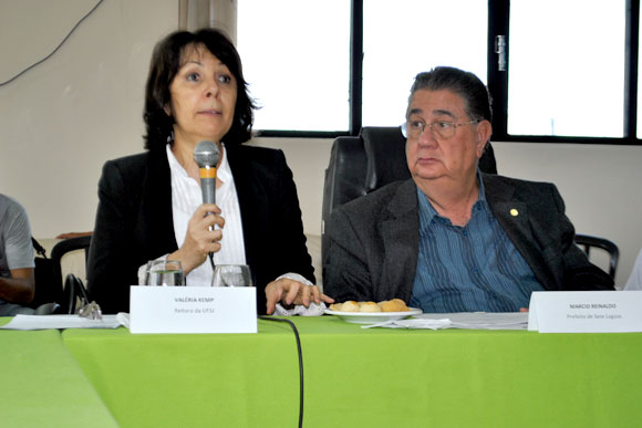 Reitora da UFSJ e Marcio Reinaldo no lançamento do Inverno Cultural / Foto: Marcelo Paiva