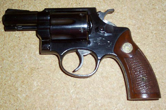 A arma apreendida foi um revólver calibre 32, semelhante ao da foto / Foto: www.thefirearmsforum.com