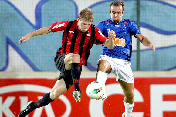 Na última vez na Arena, raposa perdeu e o meia Roger foi expulso / Foto: Washington Alves