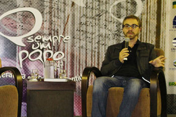 O jornalista Tarso Araújo participa do "Sempre um Papo" em Sete Lagoas / Foto: diariodearaxa.com.br