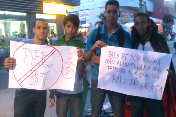 Com a capa de vampiro o estudante também fez seu protesto / Foto: Nayara Souza