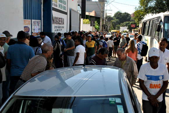 Fila já chega a rua Fernando Pinto, no outro quarteirão / Foto: Marcelo Paiva