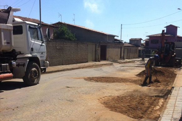 Prefeitura realizando os serviços na via / Foto: Rafael Fraga