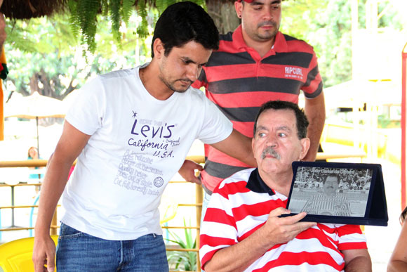 Presidente entregou uma placa simbólica ao Radialista / Foto: Anderson Magalhães