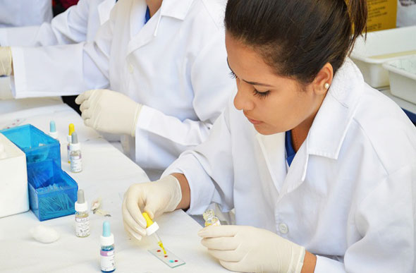 É indispensável ter experiência na área de análise clínica / Foto: contagem.mg.gov.br