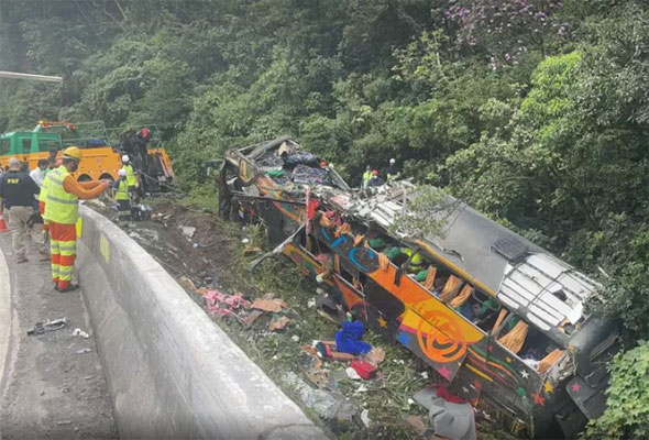 Ônibus saiu da pista e tombou, em Guaratuba — Foto: Arquivo pessoal/Juliano Neitzke