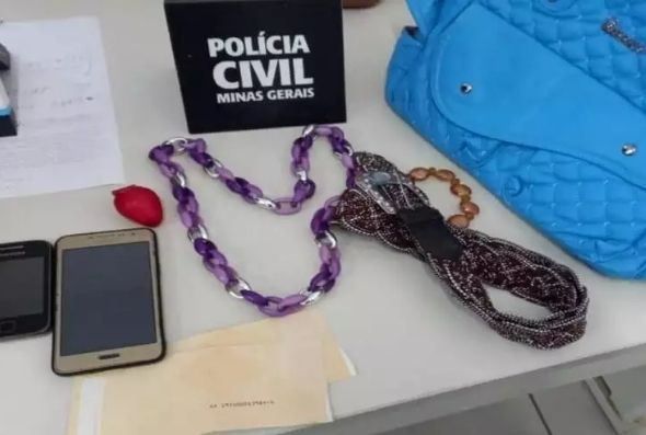Objetos femininos e uma lista com 50 nomes de mulheres foram apreendidos (foto: PCMG/divulgação)