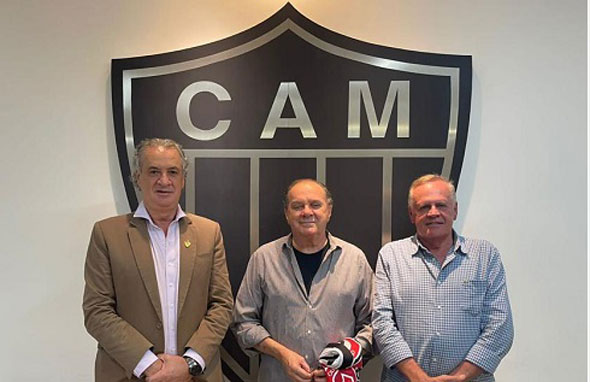 Breno Paulino, entre o presidente do Atlético, Sérgio Coelho, e o amigo Orlando Giordani/Foto: Reprodução Internet/Redes Sociais