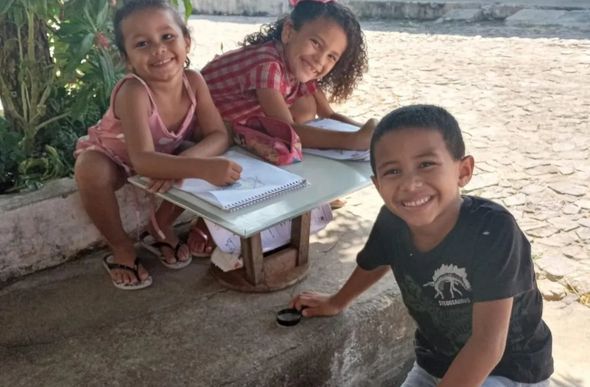 Da esquerda para a direita, os irmãos Maria Eloá, 4 anos - que morreu no incêndio -, Francisca Aylla, 7 anos - está internada -, e Francisco Ayllan, 6 anos - também faleceu. — Foto: Reprodução