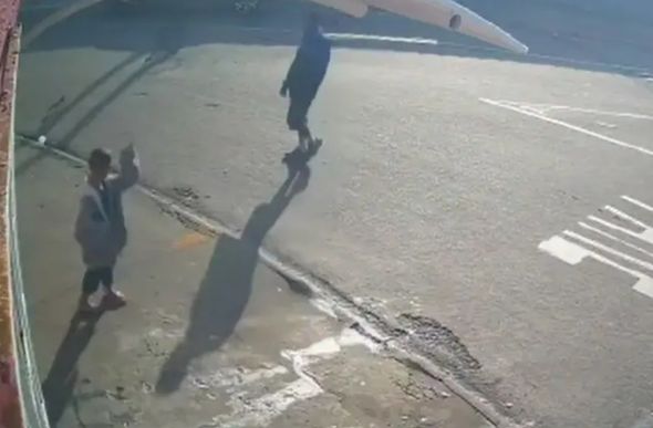 Pai abandona criança de 7 anos em padaria no interior de São Paulo — Foto: Reprodução