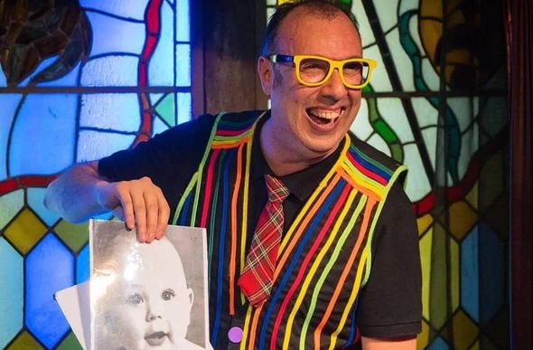 O mágico Arseino Puro, 46, nao resistiu a um infarto que aconteceu durante um de seus shows — Foto: Reprodução/ Redes Sociais