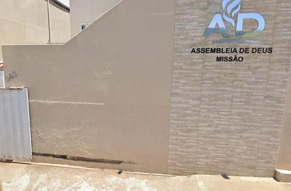 Criança brincava no pátio da igreja quando houve acidente. — Foto: Reprodução Google Street View