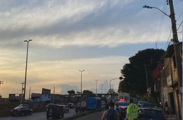 Roubo, sequestro e acidente na tarde de quinta-feira(20) em BH — Foto: Reprodução Tv Globo