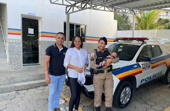 Soldado Maria Cristina ao lado dos pais do bebê de 14 dias — Foto: PMMG / Divulgação