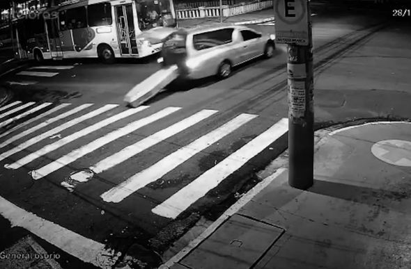 Caixão cai de carro funerário no interior de SP e é deixado no meio da rua — Foto: Reprodução
