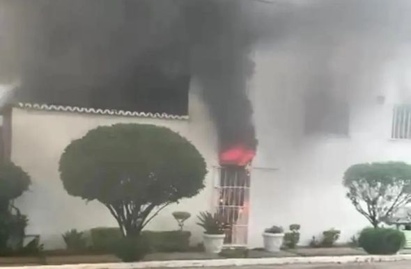 Chamas se alastraram para andar superior, onde há uma residência e as vítimas foram encontradas — Foto: Divulgação/Bombeiros