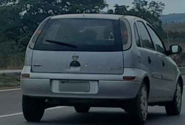 Leitora fez o registro do veículo que abandonou o cão em plena 040: "foi muito rápido", diz / Foto: Leitor SeteLagoas.com.br