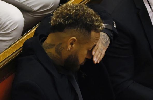 Neymar diante de tribunal em Barcelona, durante julgamento por fraude fiscal — Foto: REUTERS/Albert Gea
