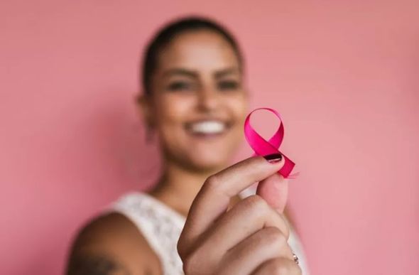 Outubro Rosa é o nome dado ao mês como parte de uma campanha mundial de conscientização sobre o câncer de mama — Foto: Getty Images via BBC