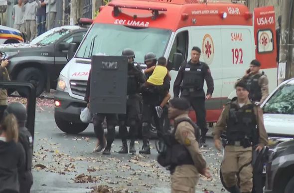 Menino foi resgatado pela Polícia Militar — Foto: TV Globo / Reprodução
